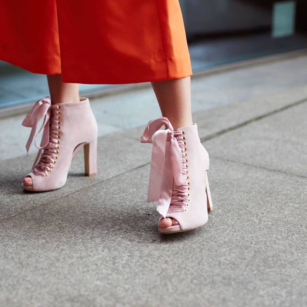 Alfombra de pies Rosa Para exponer Cómo llevar botines con los dedos al aire? Propuestas de conjuntos para el  verano | Blog zapatos.es