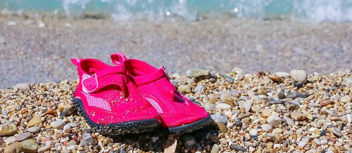Zapatos para playas pedregosas: comprueba por la pena llevarlos contigo de vacaciones | zapatos.es