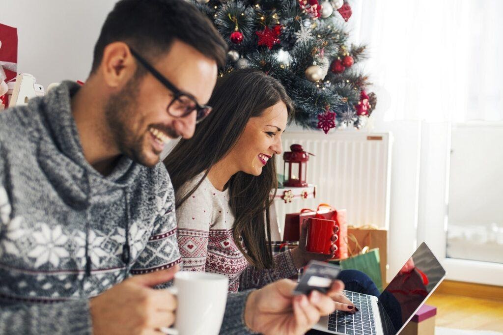 una pareja haciendo compras de regalos de Navidad online
