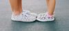 zapatillas blancas de niños con estampados