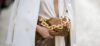 bolso de mujer con cadena dorada
