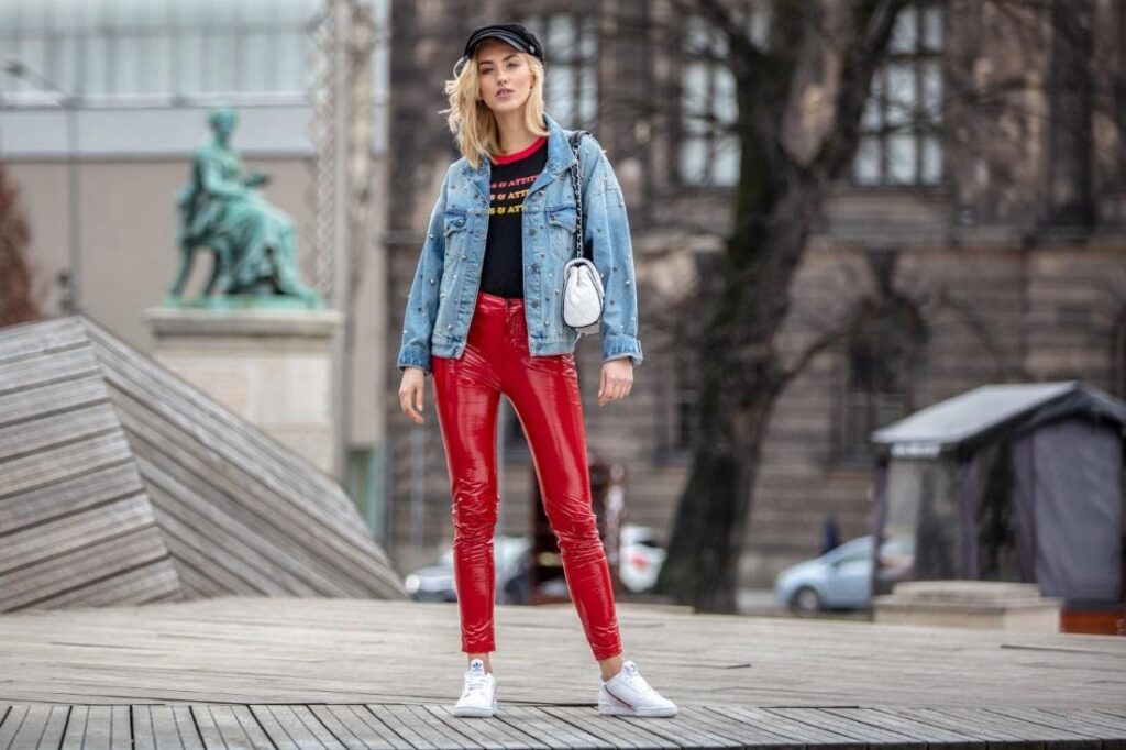 Con qué combinar pantalones rojos de mujer y cómo llevarlos: looks con  mucho estilo | Blog 