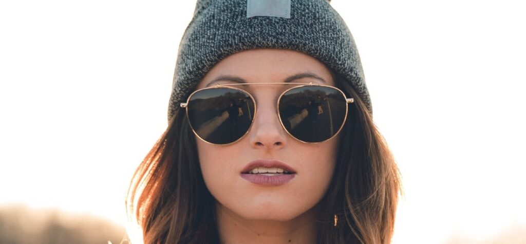 mujer con gafas de sol oscuras