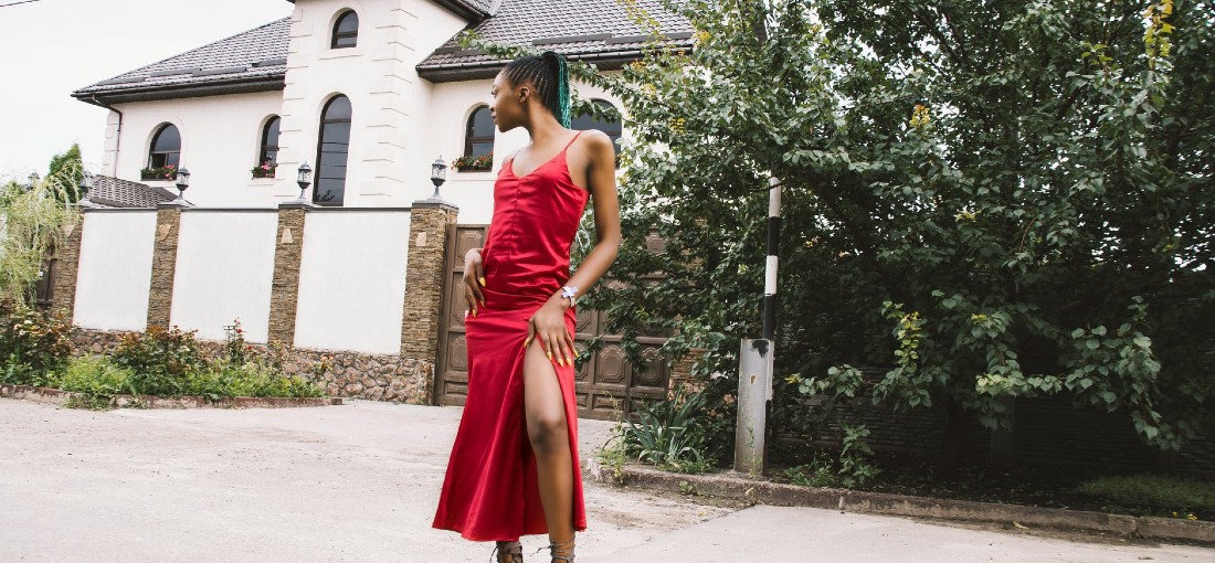 Accesorios que combinan con un vestido rojo: descubre qué complementos  escoger | Blog 