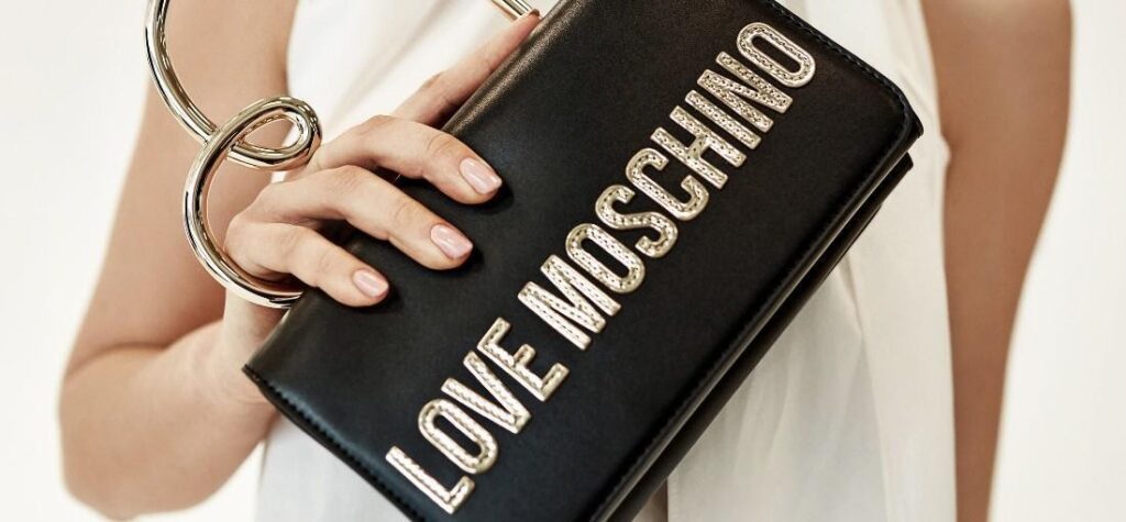 bolso negro de mujer de la marca Moschino