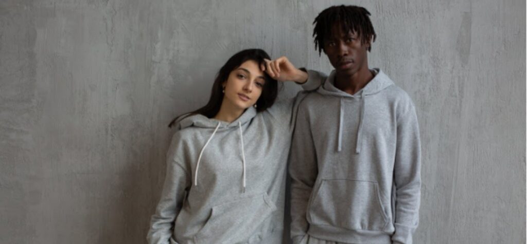 mujer y hombre en pantalón gris de chándal