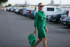 Vestido y bolso de piel verde