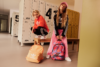 niño y niña con mochilas escolares