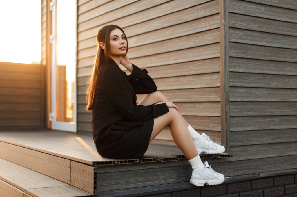 mujer con chunky sneakers blancas