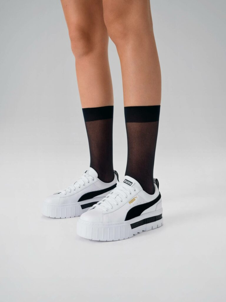 Zapatillas Puma blancas de plataforma y calcetines negros de media

