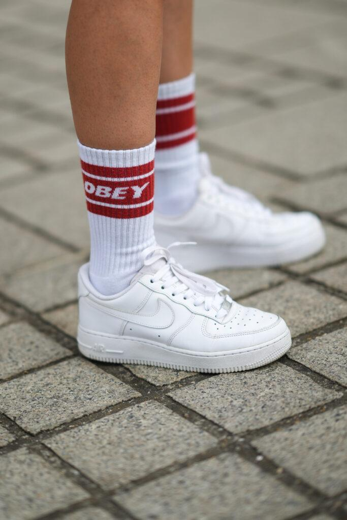 Zapatillas Nike Air Force 1 blancas con adorno de deubré

