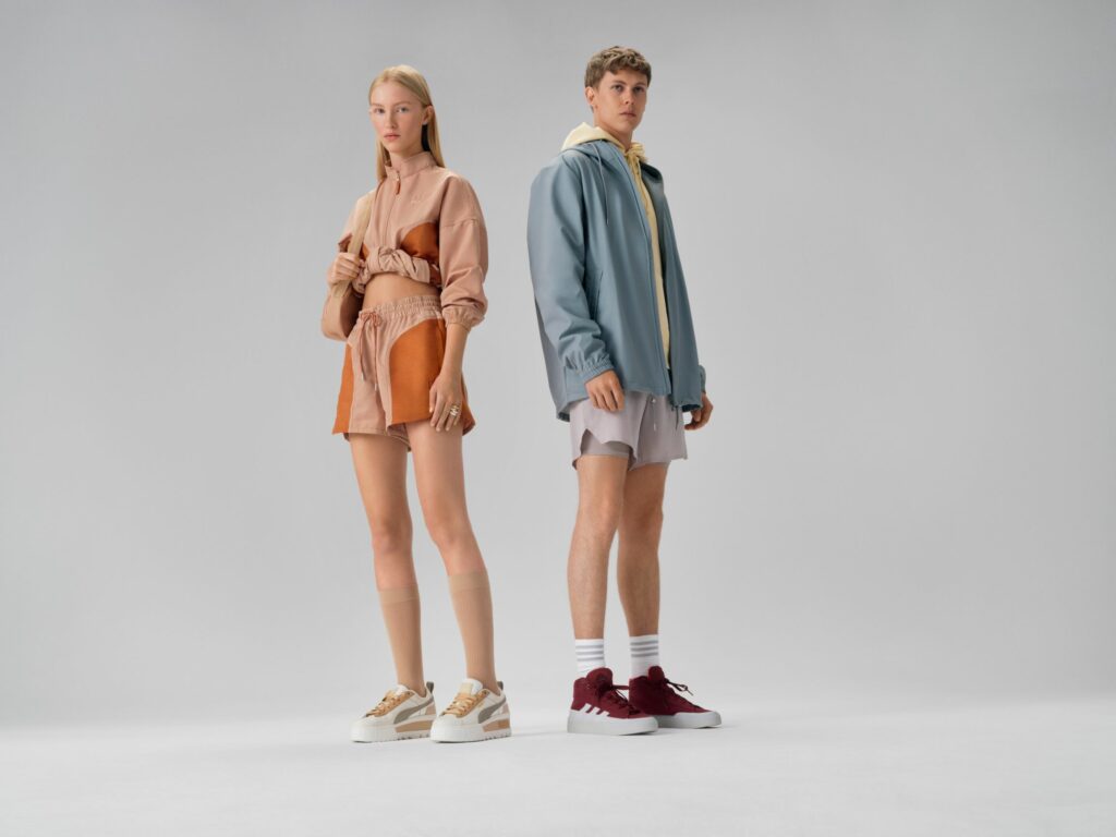 Hombre y mujer vestidos al estilo streetwear