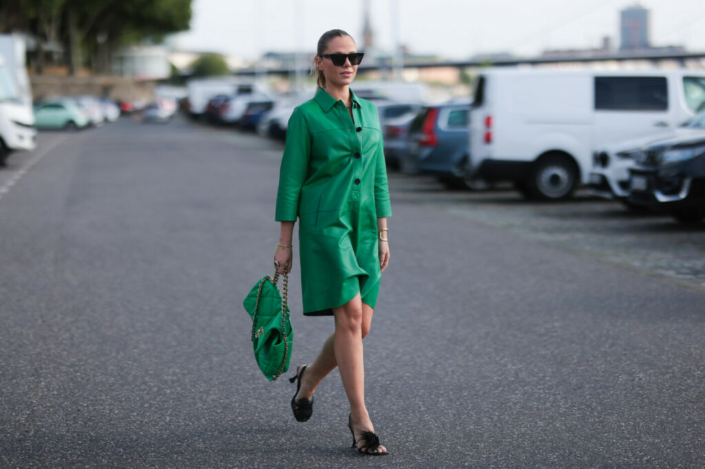 Una mujer con vestido de cuero verde