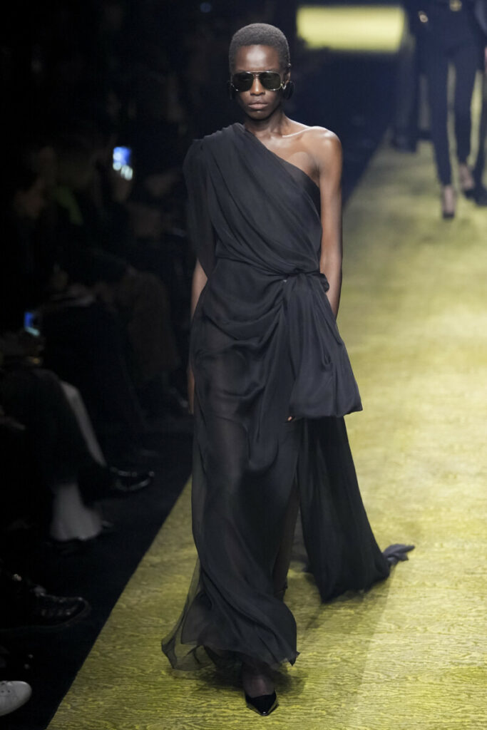 modelo con vestido largo negro
