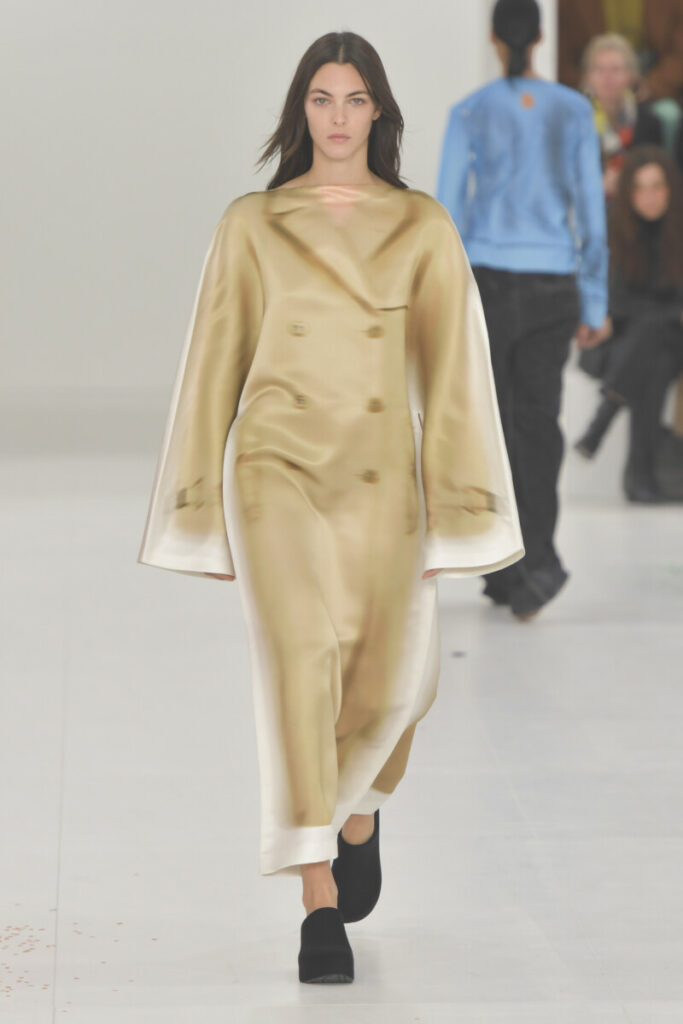 modelo con abrigo oversize Loewe