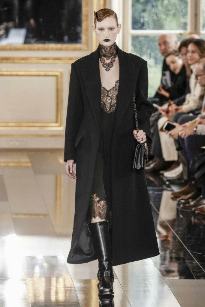 Botas de equitación negras para mujer en el desfile de Valentino