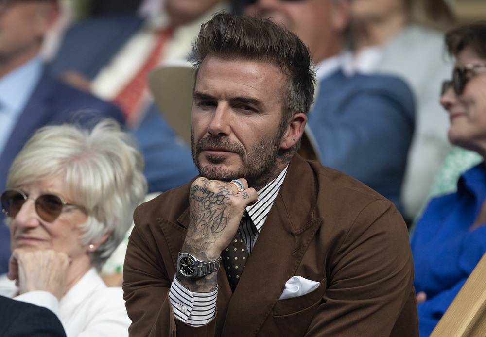 David Beckham con un reloj en la mano