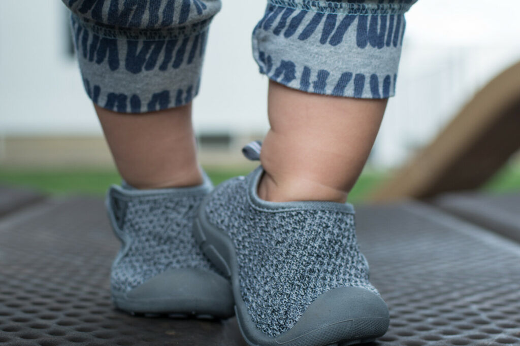 zapatos de verano para niños: zapatillas con parte superior de malla