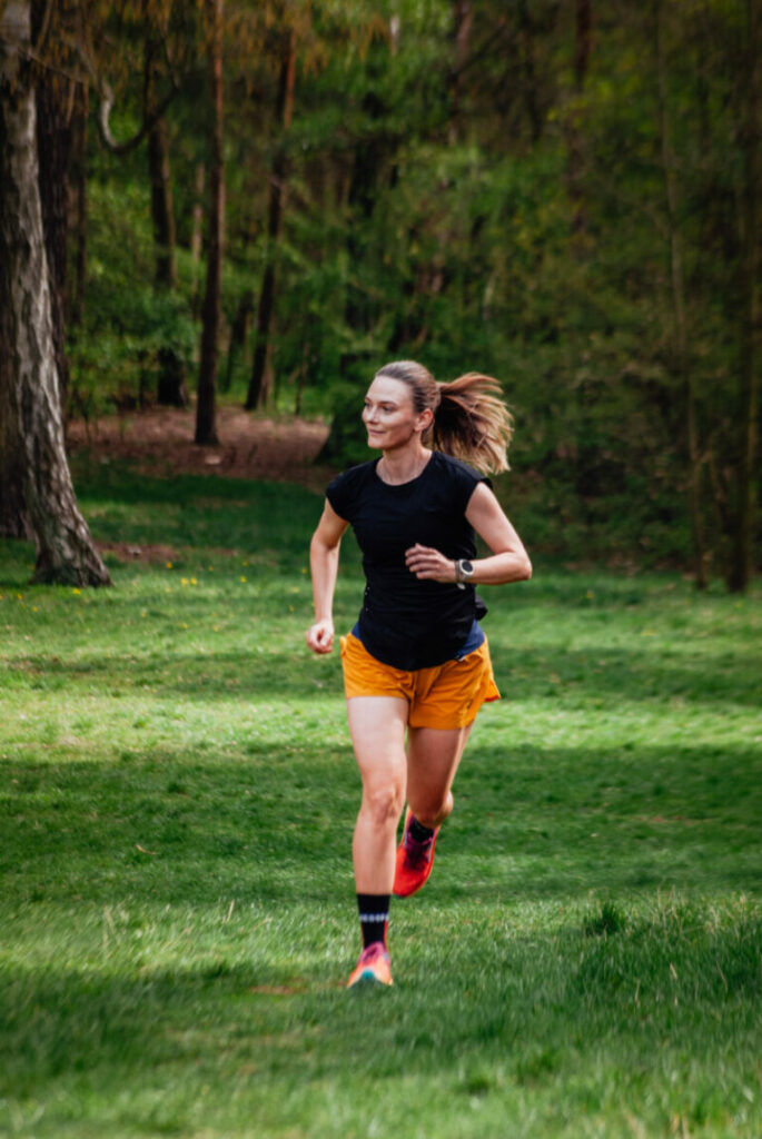 Joanna Śleboda con zapatillas de running Hoka