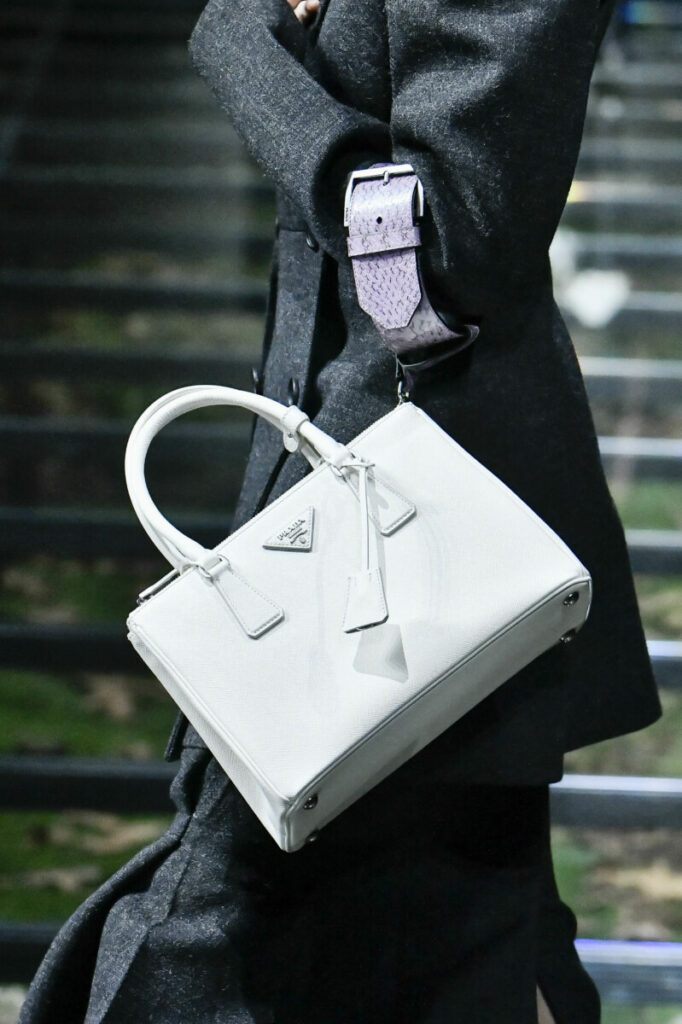  Bolso blanco Prada, desfile otoño-invierno 2024/2025